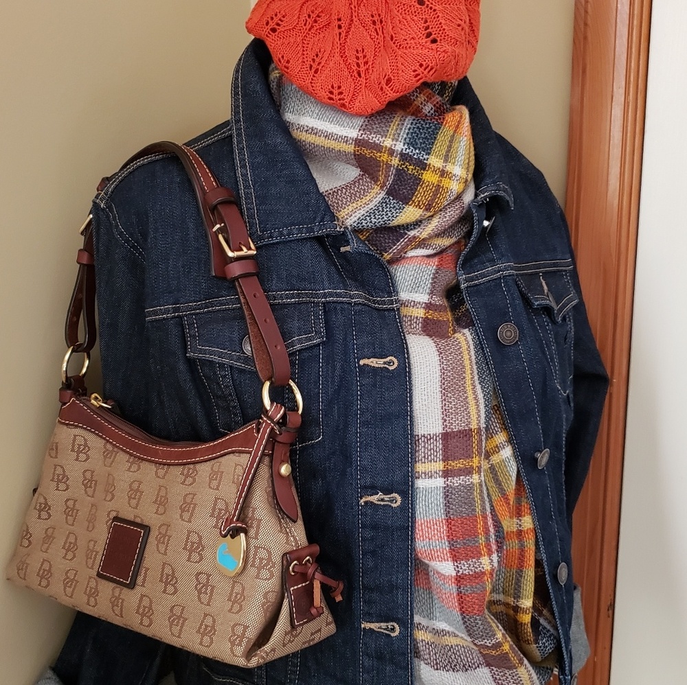 💯 Dooney And Bourke W/Free Wallet.